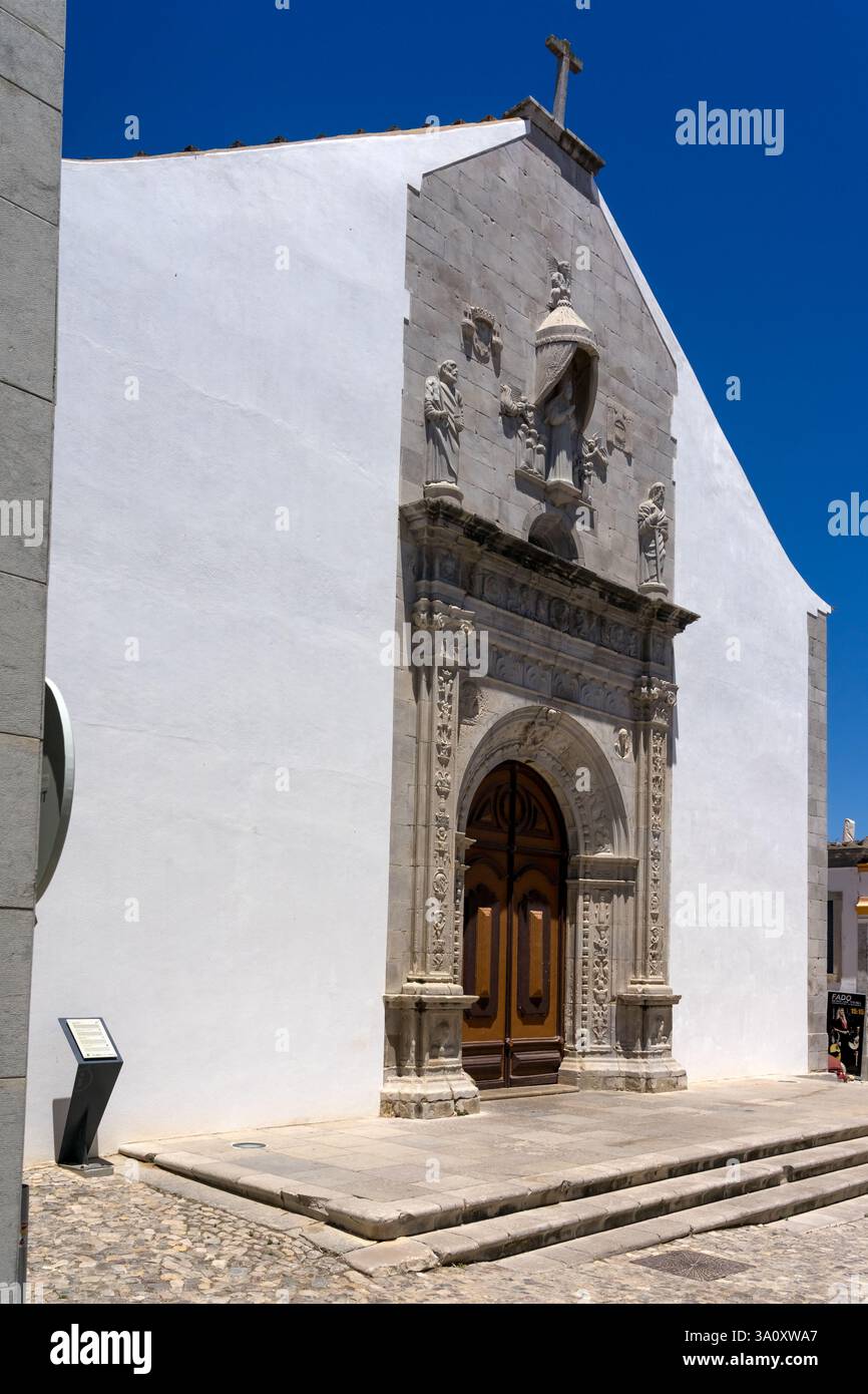 TAVIRA, PORTUGAL - 28. JUNI 2022: Kirche Misericordia in der Altstadt der schönen Stadt Tavira an einem sonnigen Tag. Region Algarve, Portugal. Stockfoto