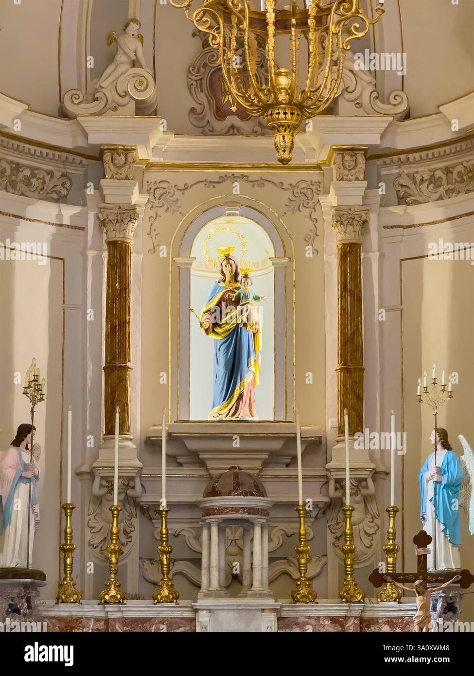 Taormina, Sizilien, Italien - 5. Juli 2024: Piazza IX Aprile. Kirche San Giuseppe, erneuert hinter dem Altar mit der Madonnenstatue und einer Engelsstatue auf Bot Stockfoto