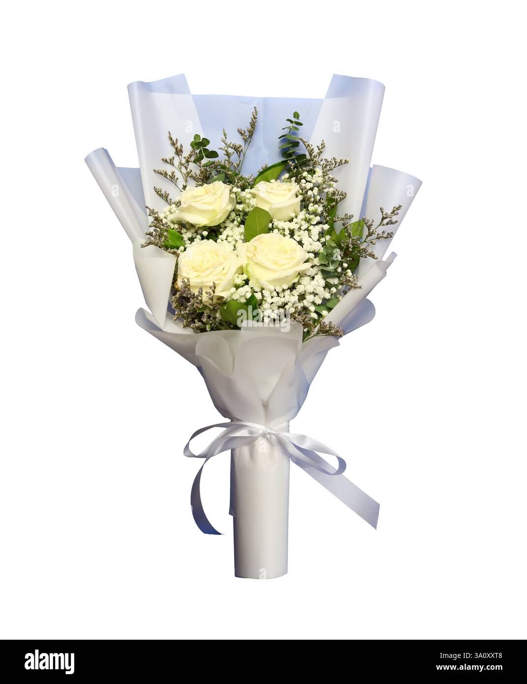 Elegantes Bouquet mit weichen weißen Rosen und üppigem Grün mit isoliertem weißem Hintergrund, perfekt für Hochzeiten oder besondere Anlässe. Eine schöne Stockfoto