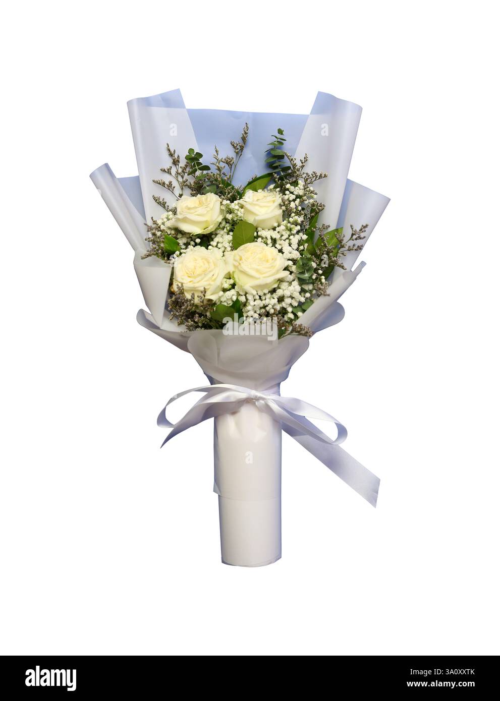 Elegantes Bouquet mit weichen weißen Rosen und üppigem Grün mit isoliertem weißem Hintergrund, perfekt für Hochzeiten oder besondere Anlässe. Eine schöne Stockfoto