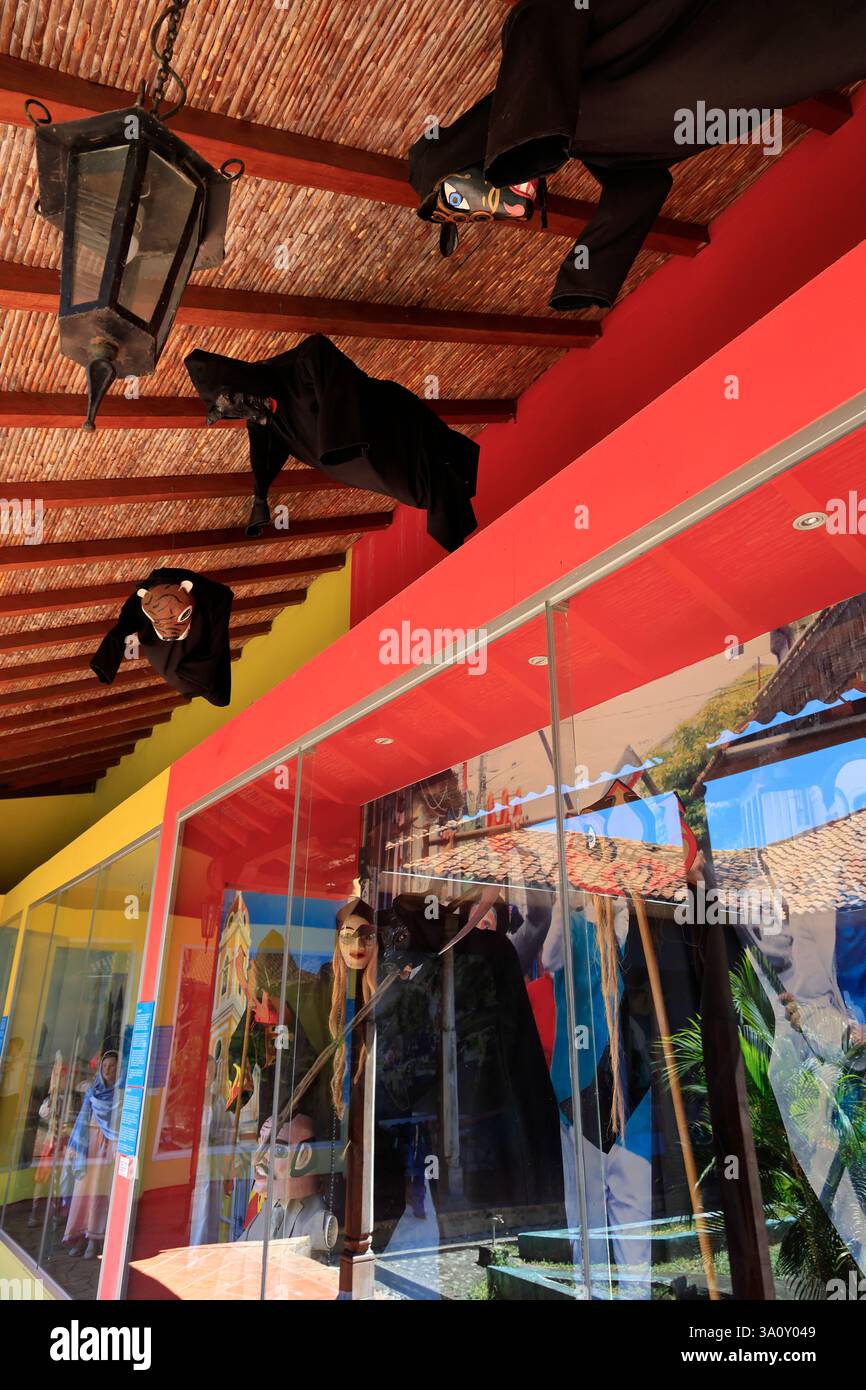 Die Ausstellung des Kartells die Gruppe von Tänzern spielt während des Festivals als Teufel und Hexen, um die Jungfrau der Himmelfahrt zu ehren, im Centro Cultural Museos Convento San Francisco.Granada.Nicaragua Stockfoto