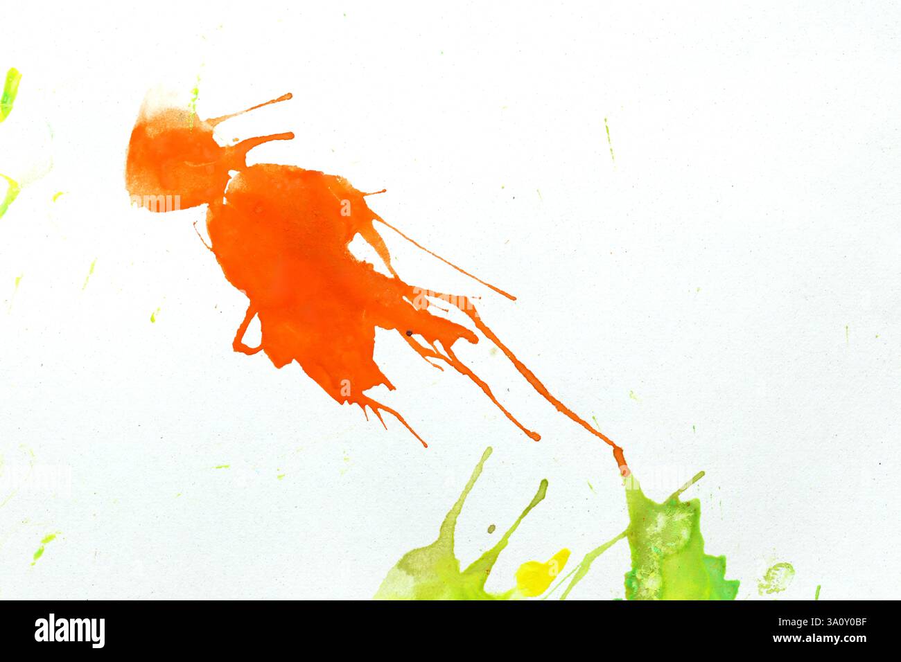 Ein beeindruckendes abstraktes Kunstwerk mit leuchtenden orangefarbenen Farbtupfern vor weißem Hintergrund, das ein Gefühl von Kreativität und Energie weckt und perfekt für die Moderne ist Stockfoto