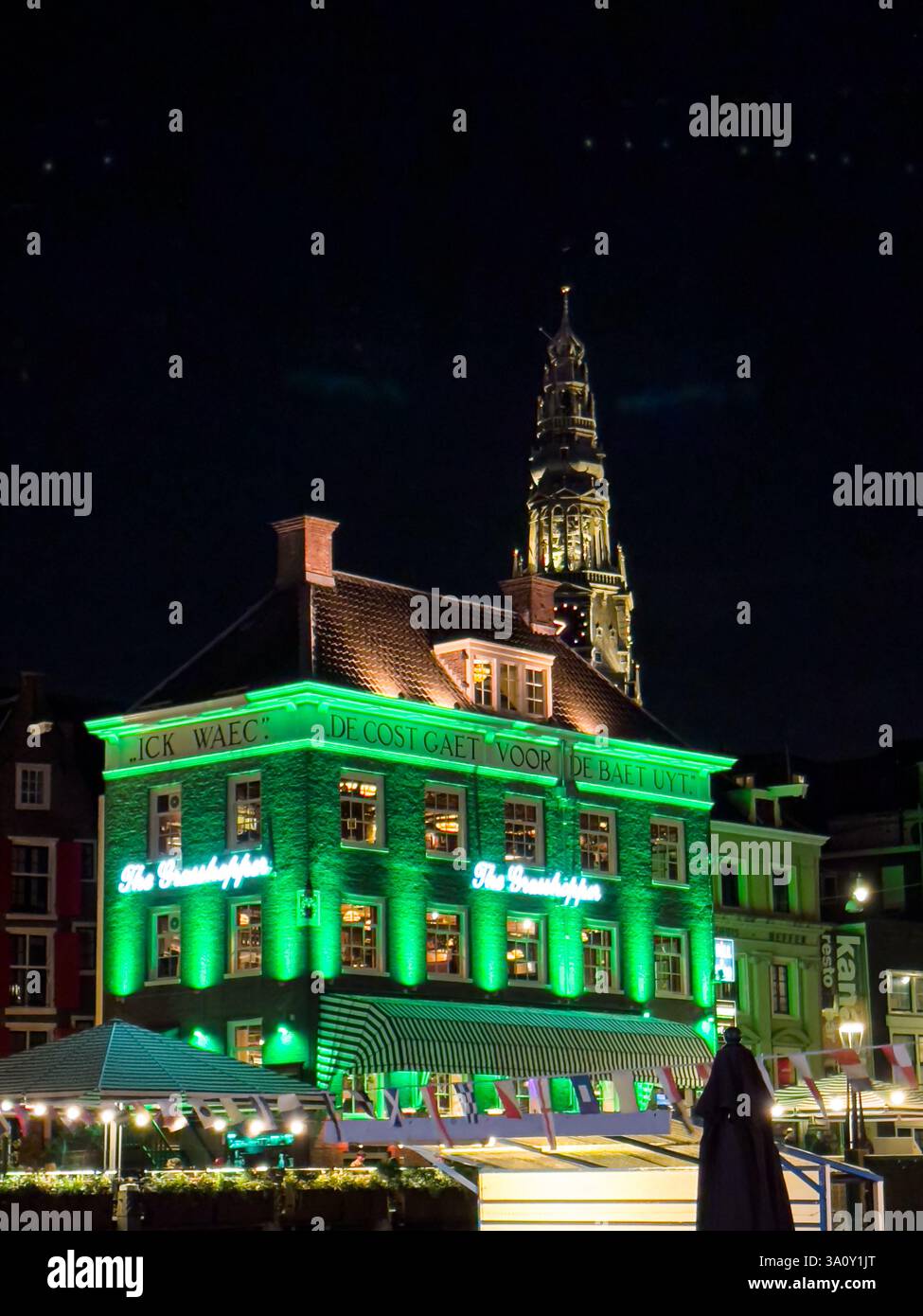 Dieser Blick aus der Vogelperspektive von Amsterdam, Niederlande, zeigt seine berühmten Grachtenhäuser, die niederländische Architektur und Bootsfahrten entlang der Küste, die den c erfassen Stockfoto