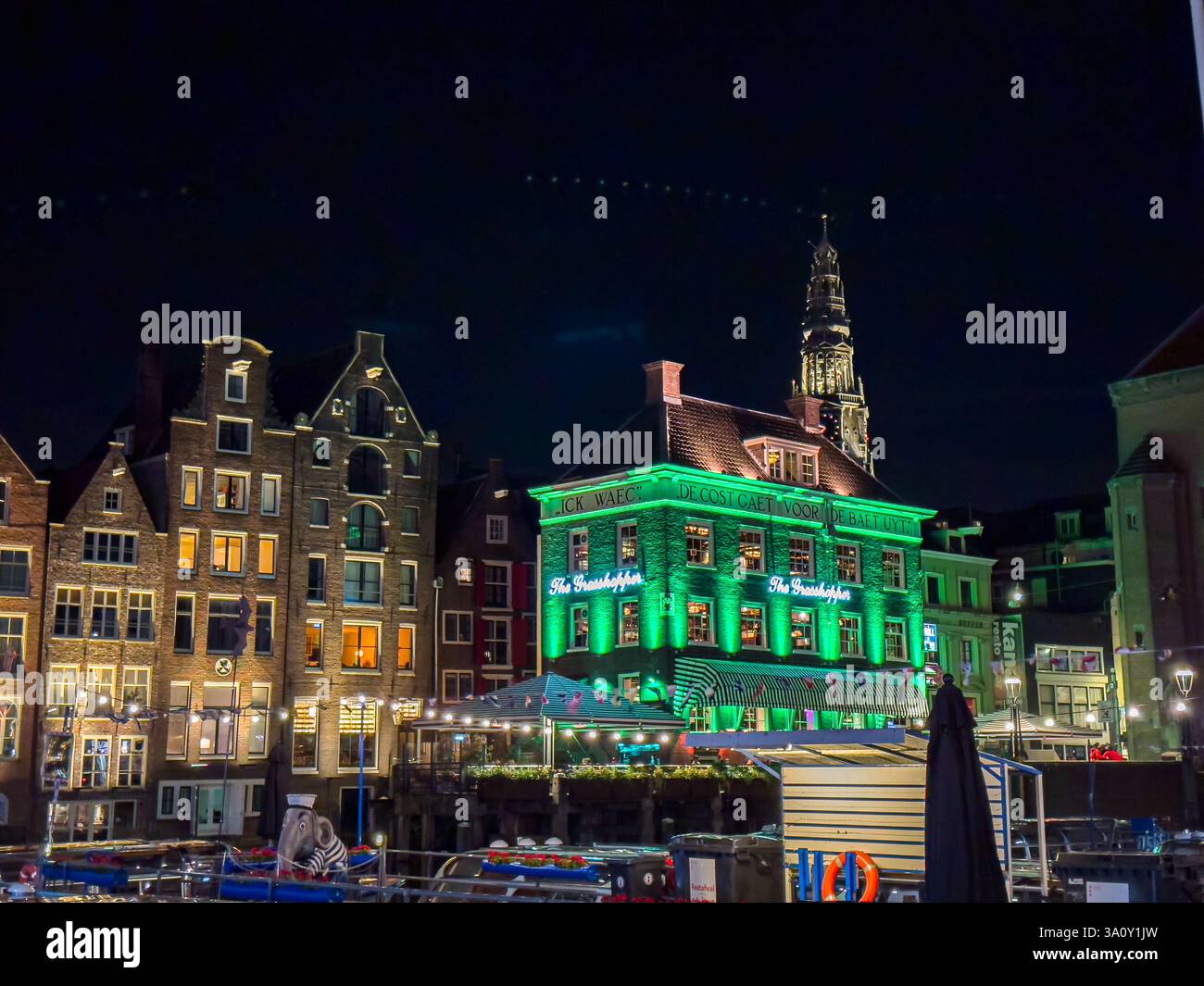Dieser Blick aus der Vogelperspektive von Amsterdam, Niederlande, zeigt seine berühmten Grachtenhäuser, die niederländische Architektur und Bootsfahrten entlang der Küste, die den c erfassen Stockfoto