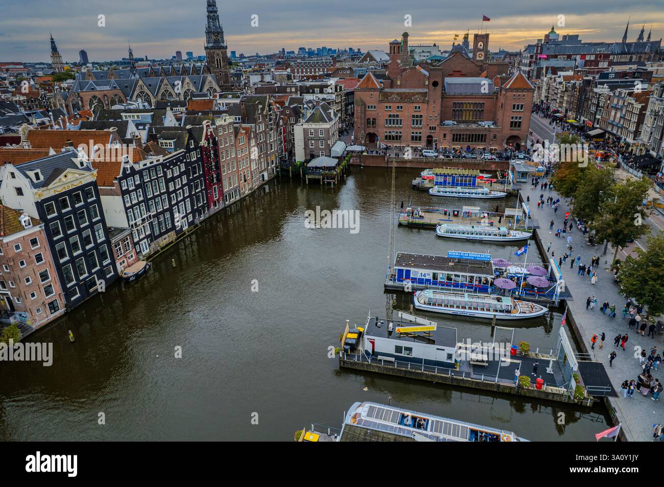 Dieser Blick aus der Vogelperspektive von Amsterdam, Niederlande, zeigt seine berühmten Grachtenhäuser, die niederländische Architektur und Bootsfahrten entlang der Küste, die den c erfassen Stockfoto
