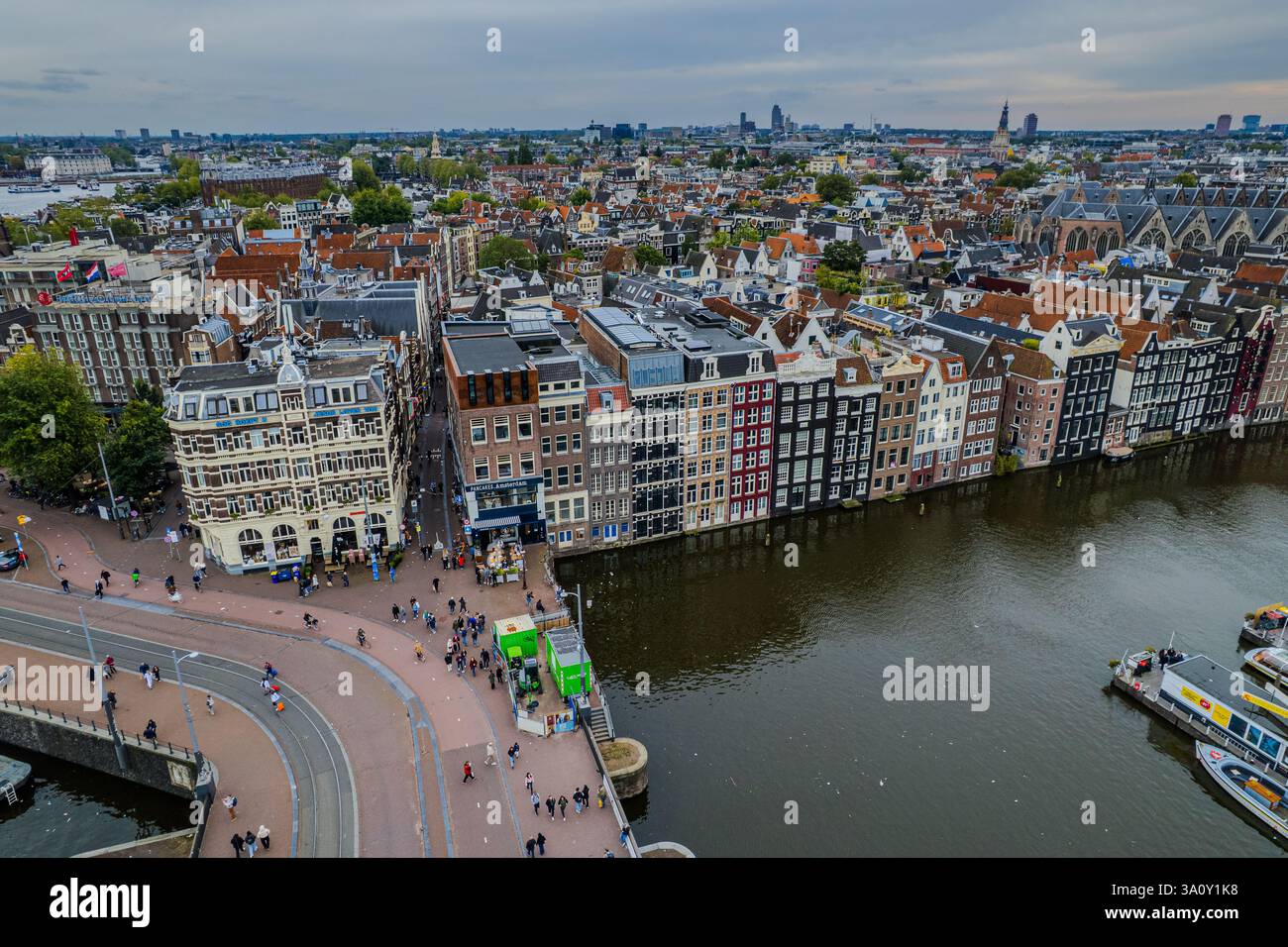 Dieser Blick aus der Vogelperspektive von Amsterdam, Niederlande, zeigt seine berühmten Grachtenhäuser, die niederländische Architektur und Bootsfahrten entlang der Küste, die den c erfassen Stockfoto