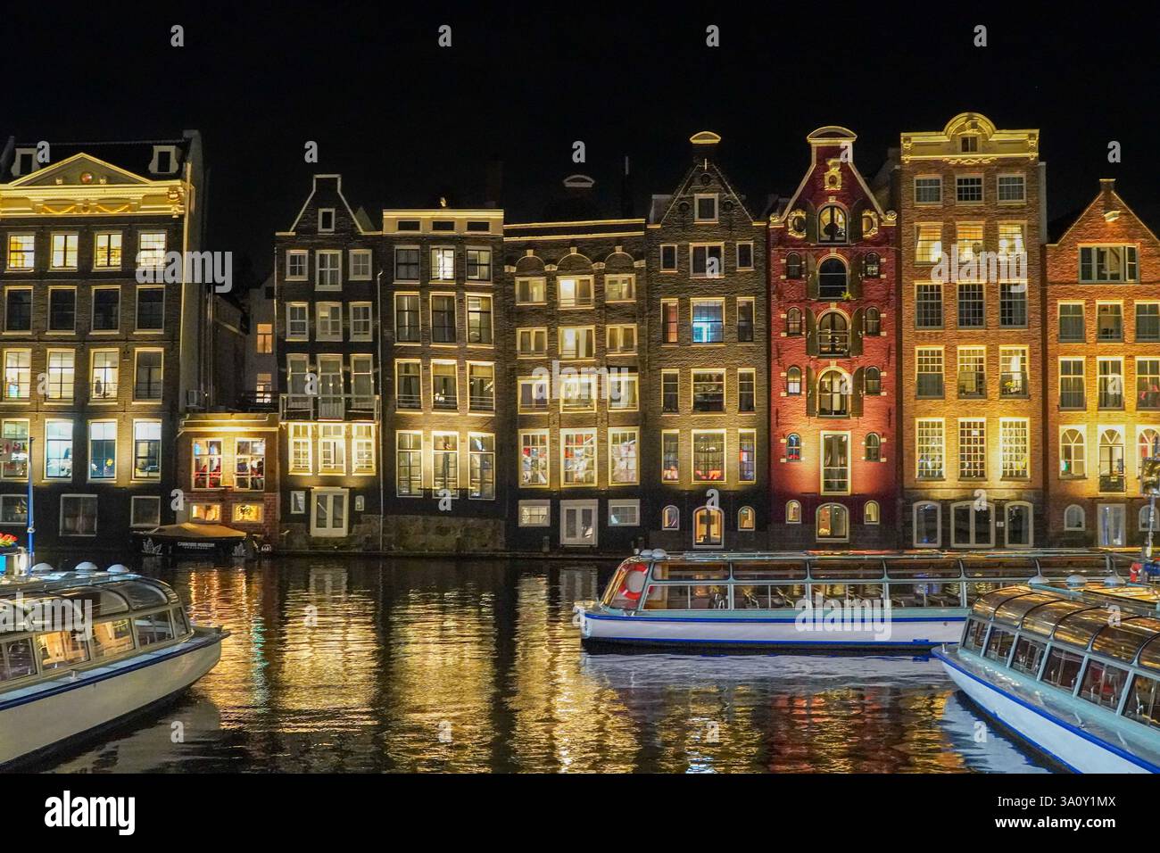 Dieser Blick aus der Vogelperspektive von Amsterdam, Niederlande, zeigt seine berühmten Grachtenhäuser, die niederländische Architektur und Bootsfahrten entlang der Küste, die den c erfassen Stockfoto