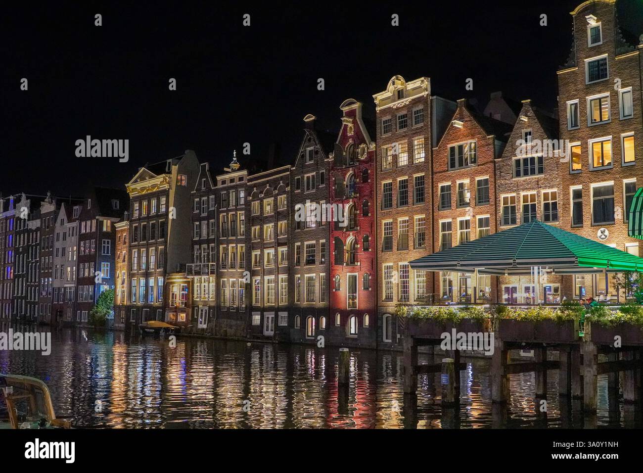 Dieser Blick aus der Vogelperspektive von Amsterdam, Niederlande, zeigt seine berühmten Grachtenhäuser, die niederländische Architektur und Bootsfahrten entlang der Küste, die den c erfassen Stockfoto