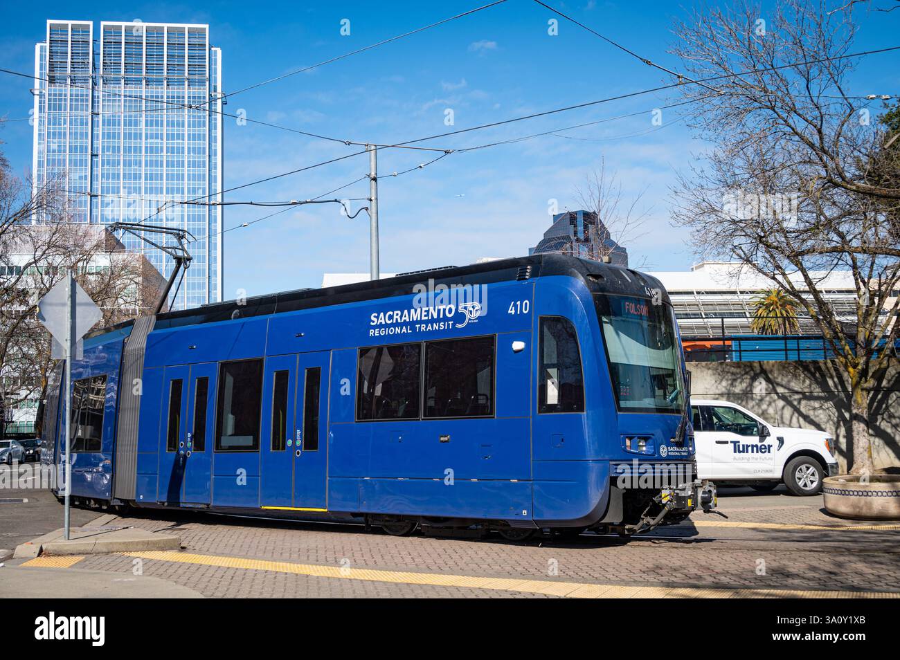Sacramento, CA USA - 4. März 2025: Ein blauer Regionalzug von Sacramento fährt um die Kurve auf die O Street in der Innenstadt von Sacramento. Stockfoto