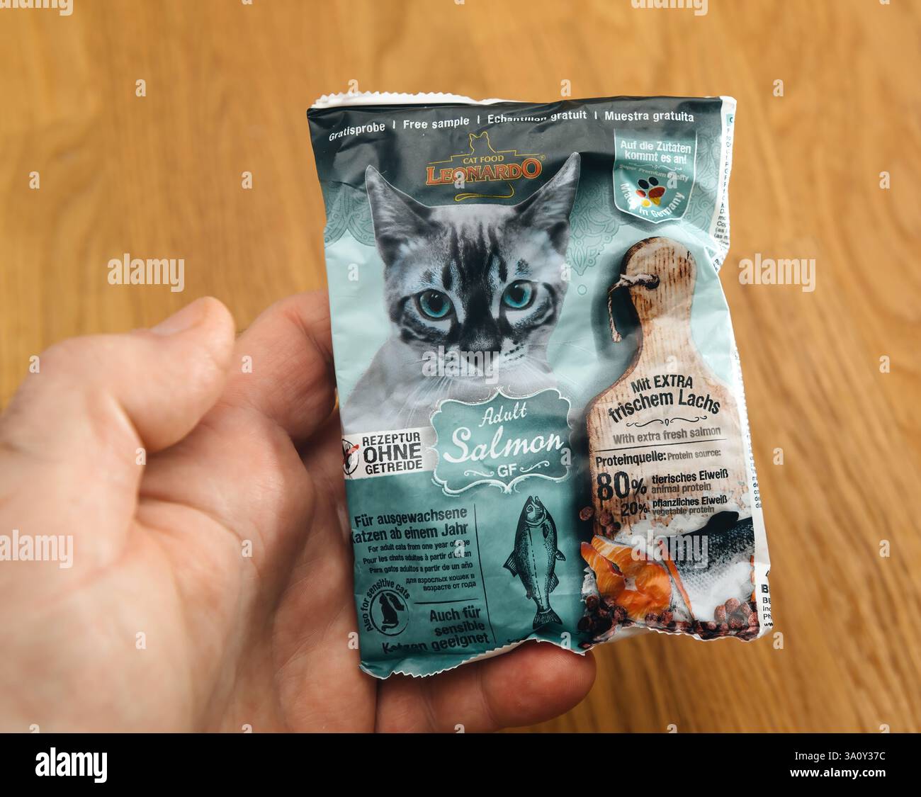 Paris, Frankreich - 12. Februar 2025: Hand mit einer kostenlosen Probe von Leonardo Getreidefreiem ausgewachsenem Katzenfutter mit frischem Lachs für empfindliche Katzen auf einem wo Stockfoto