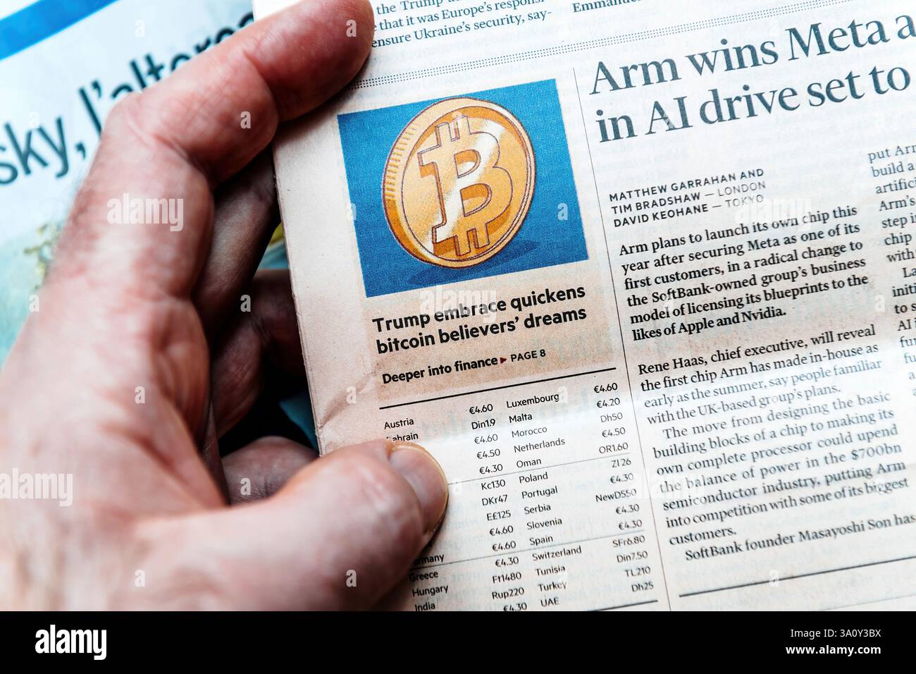 Paris, Frankreich - 4. März 2025: Finger halten eine Sektion der Financial Times mit einem artikel mit der Überschrift Arm gewinnt Meta im KI-Antrieb Stockfoto
