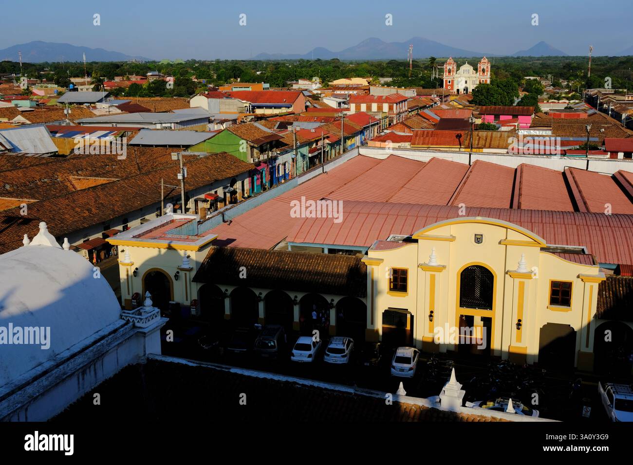Der Blick von der Dachterrasse auf die Stadt Leon mit der Calvary Church Sweet Name of Jesus im Hintergrund. Leon, Nicaragua Stockfoto