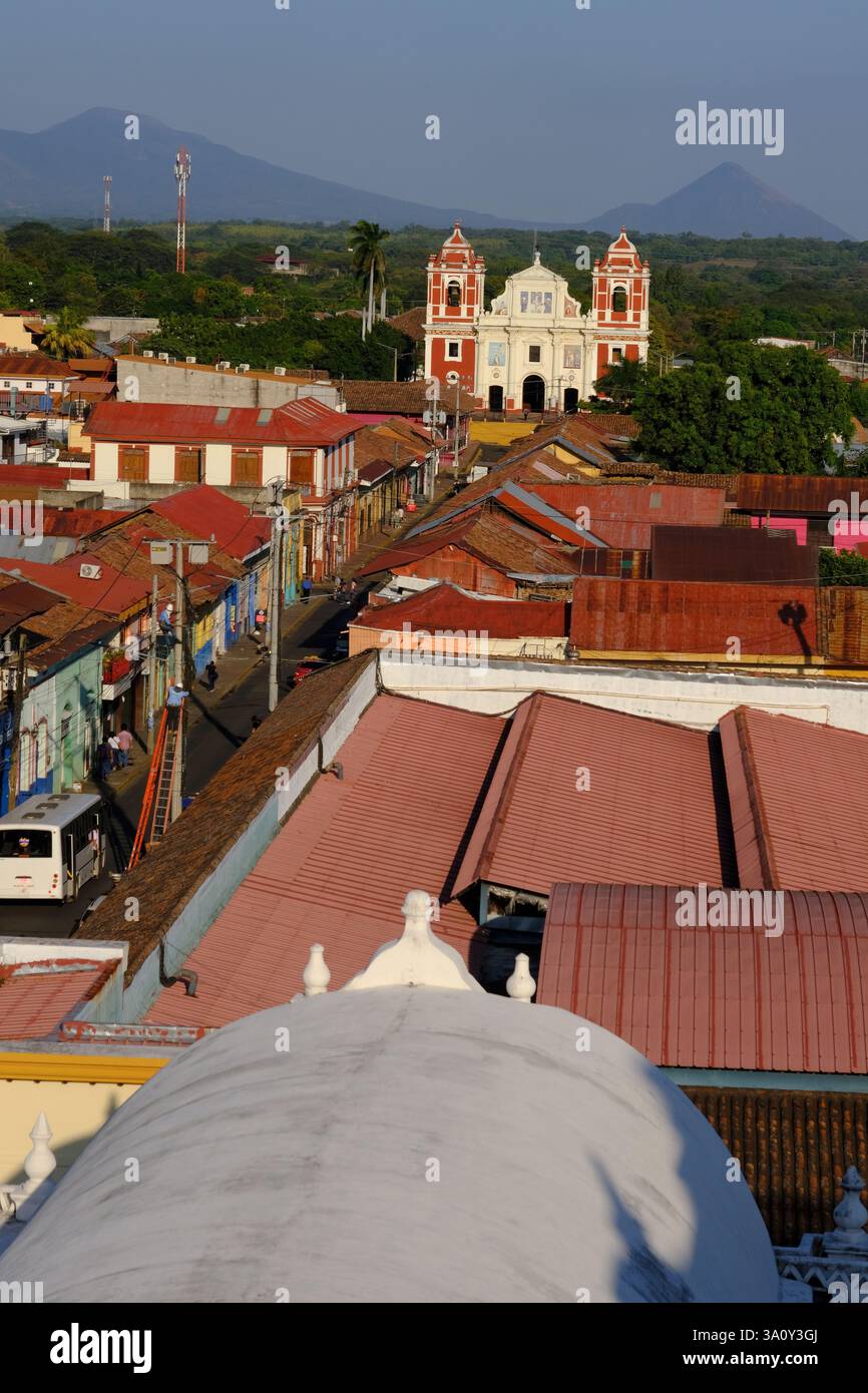 Der Blick von der Dachterrasse auf die Stadt Leon mit der Calvary Church Sweet Name of Jesus im Hintergrund. Leon, Nicaragua Stockfoto