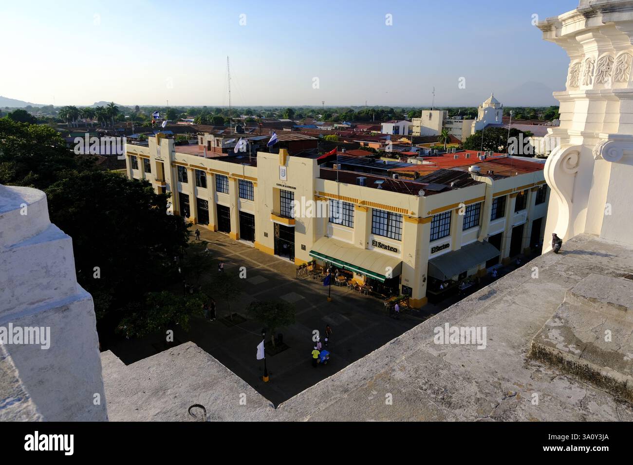 Blick auf das Gebäude des städtischen Regierungsbüros von Leon vom Dach der Kathedrale von Leon. Leon. Nicaragua Stockfoto