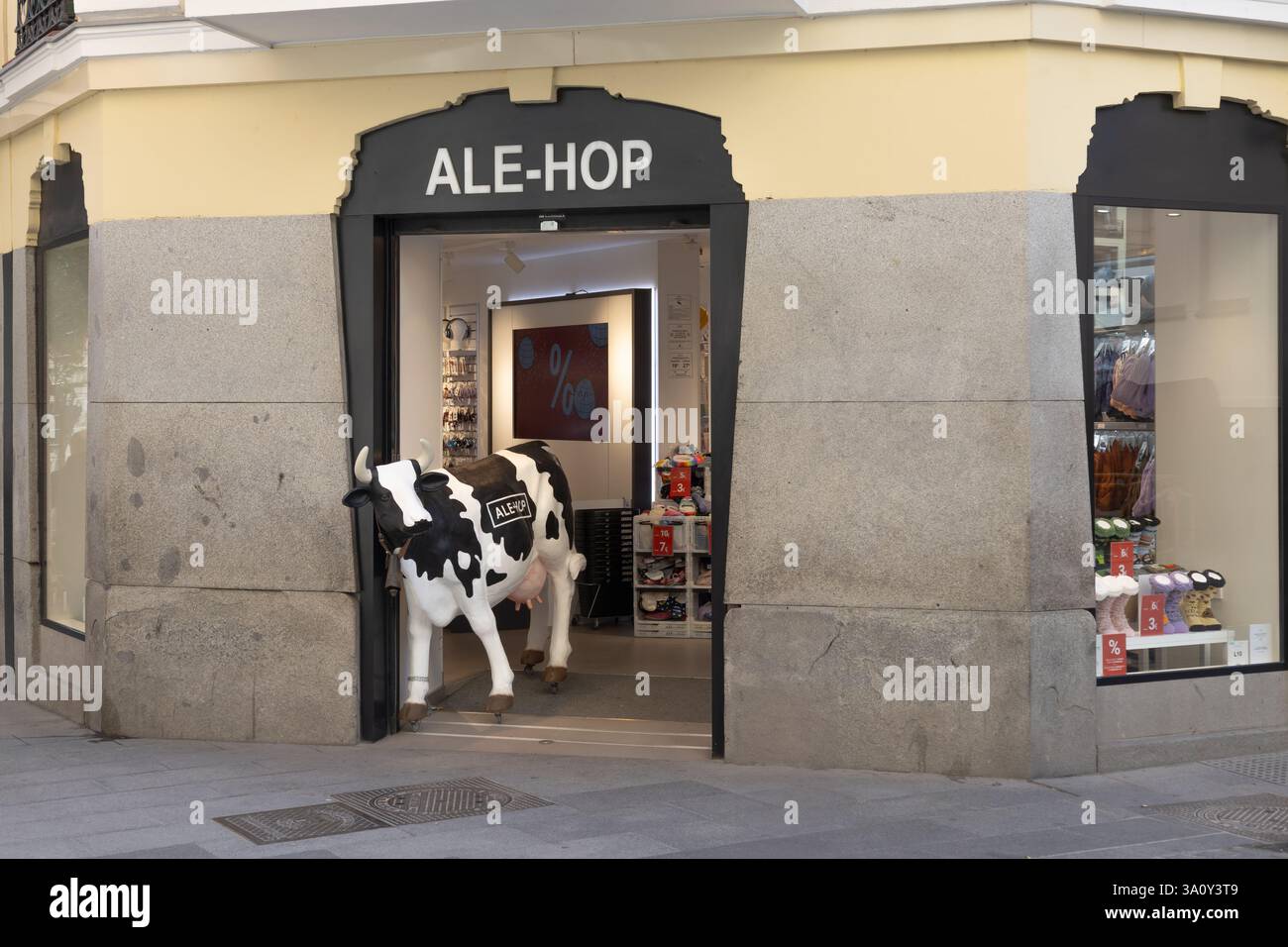 Madrid, Spanien. Februar 2025. Blick auf den Ale-Hop Shop mit seiner typischen Kuh Stockfoto