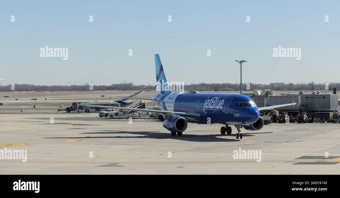 JetBlue Flugzeug auf Asphalt am internationalen Flughafen JFK in Queens New York City. Stockfoto