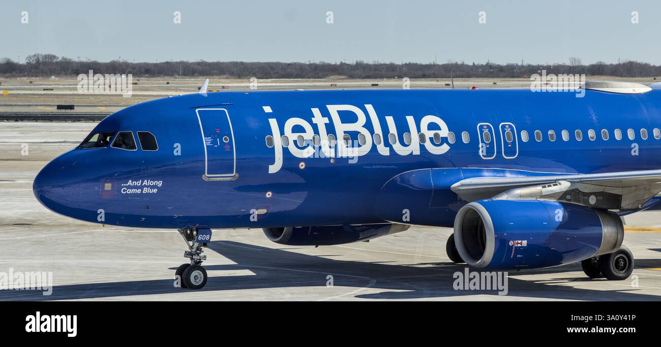 JetBlue Flugzeug auf Asphalt am internationalen Flughafen JFK in Queens New York City. Stockfoto