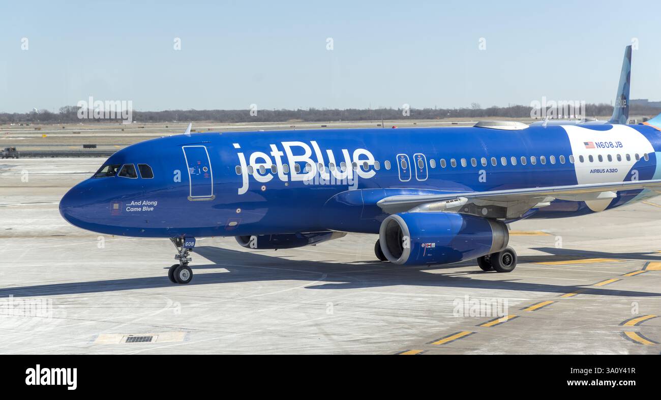 JetBlue Flugzeug auf Asphalt am internationalen Flughafen JFK in Queens New York City. Stockfoto