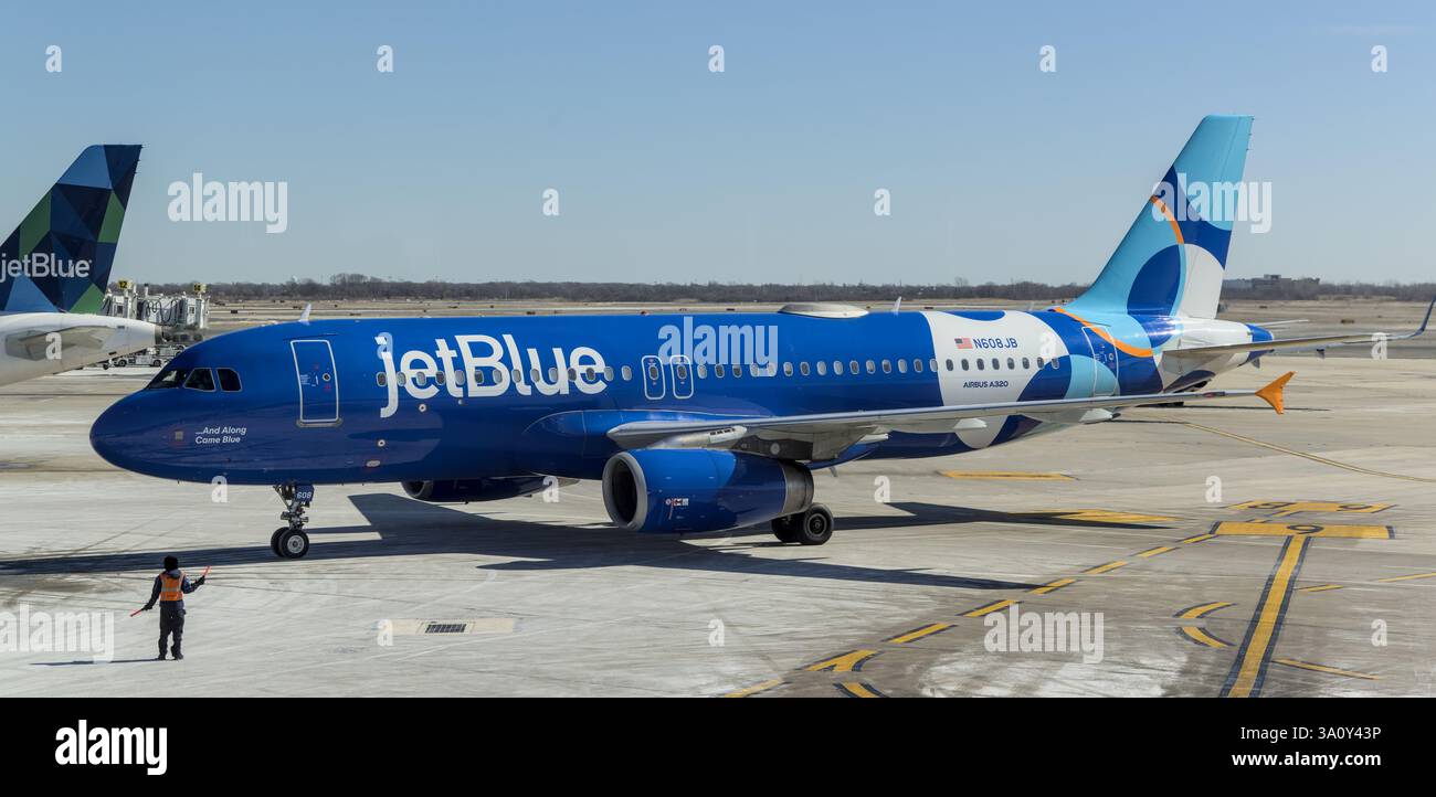 JetBlue Flugzeug auf Asphalt am internationalen Flughafen JFK in Queens New York City. Stockfoto