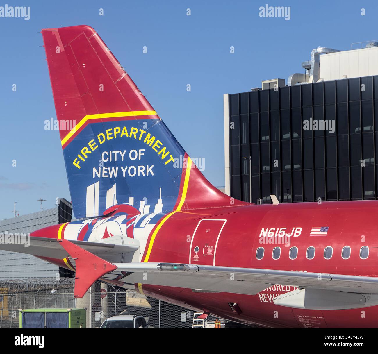 Logo der Feuerwehr von New York City auf dem Flugzeug im internationalen Flughafen JFK, New York City. Stockfoto