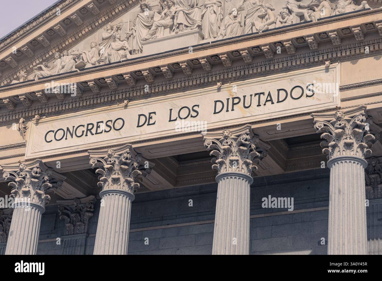 Madrid, Spanien. Februar 2025. Der Palast der Cortes (Palacio de las Cortes), auch bekannt als Palast des Abgeordnetenkongresses Stockfoto Madrid, Spanien. Februar 2025. Der Palast der Cortes (Palacio de las Cortes), auch bekannt als Palast des Abgeordnetenkongresses Stockfoto