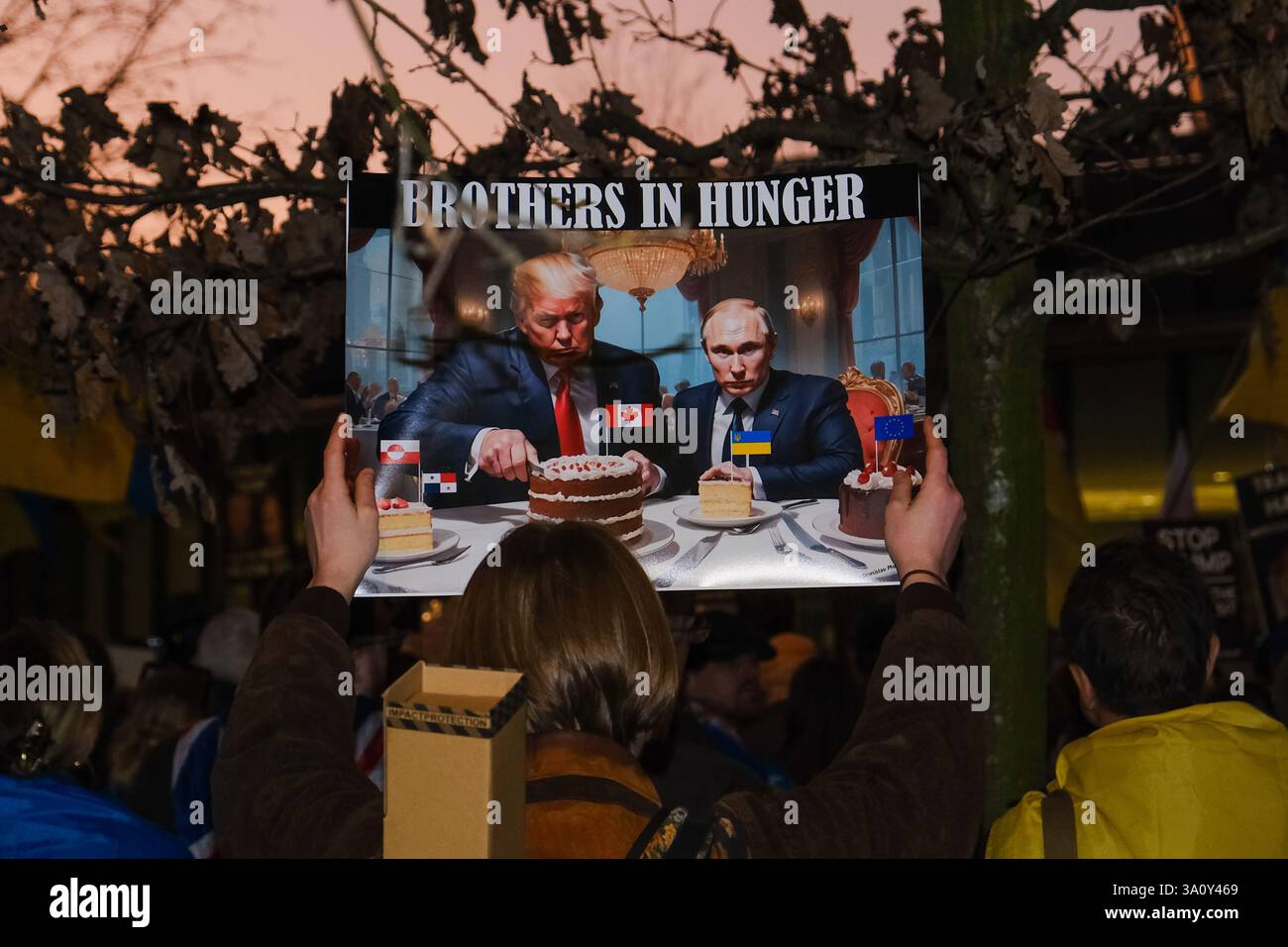 London, Großbritannien. März 2025. Ukrainische Unterstützer protestierten vor der US-Botschaft in neun Elms, nach dem katastrophalen Treffen im Weißen Haus zwischen Präsident Zelenskyy und Trump, das dazu führte, dass die USA ihre Militärhilfe für die Ukraine kürzen. Quelle: Eleventh Photography/Alamy Live News Stockfoto