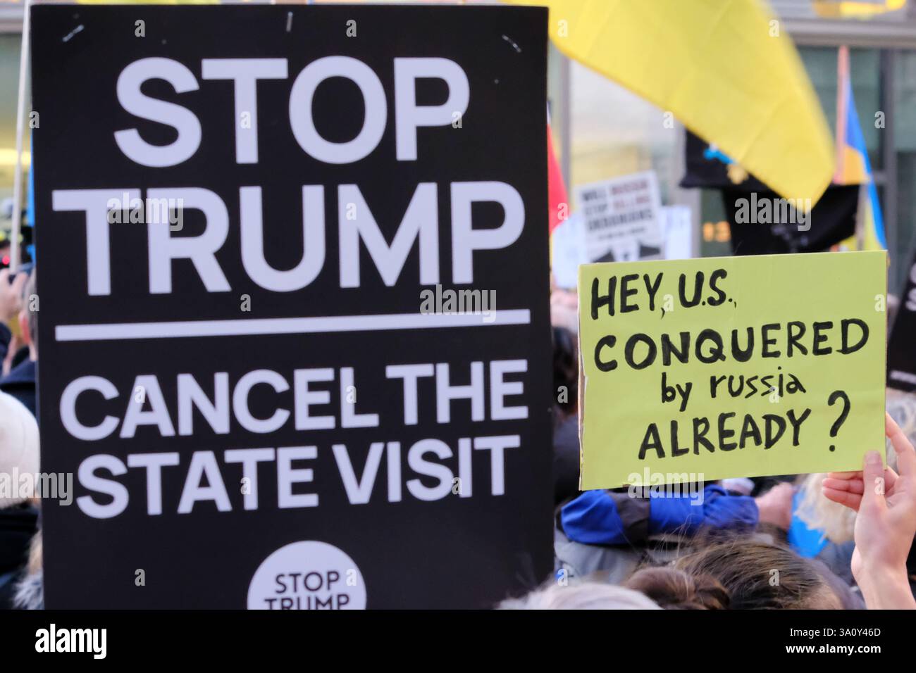 London, Großbritannien. März 2025. Ukrainische Unterstützer protestierten vor der US-Botschaft in neun Elms, nach dem katastrophalen Treffen im Weißen Haus zwischen Präsident Zelenskyy und Trump, das dazu führte, dass die USA ihre Militärhilfe für die Ukraine kürzen. Quelle: Eleventh Photography/Alamy Live News Stockfoto