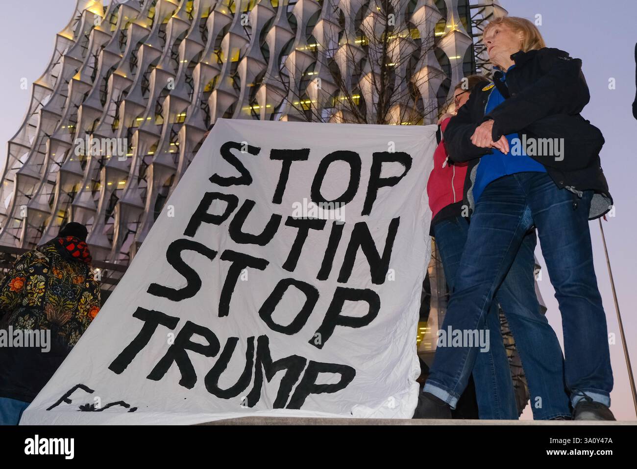 London, Großbritannien. März 2025. Ukrainische Unterstützer protestierten vor der US-Botschaft in neun Elms, nach dem katastrophalen Treffen im Weißen Haus zwischen Präsident Zelenskyy und Trump, das dazu führte, dass die USA ihre Militärhilfe für die Ukraine kürzen. Quelle: Eleventh Photography/Alamy Live News Stockfoto