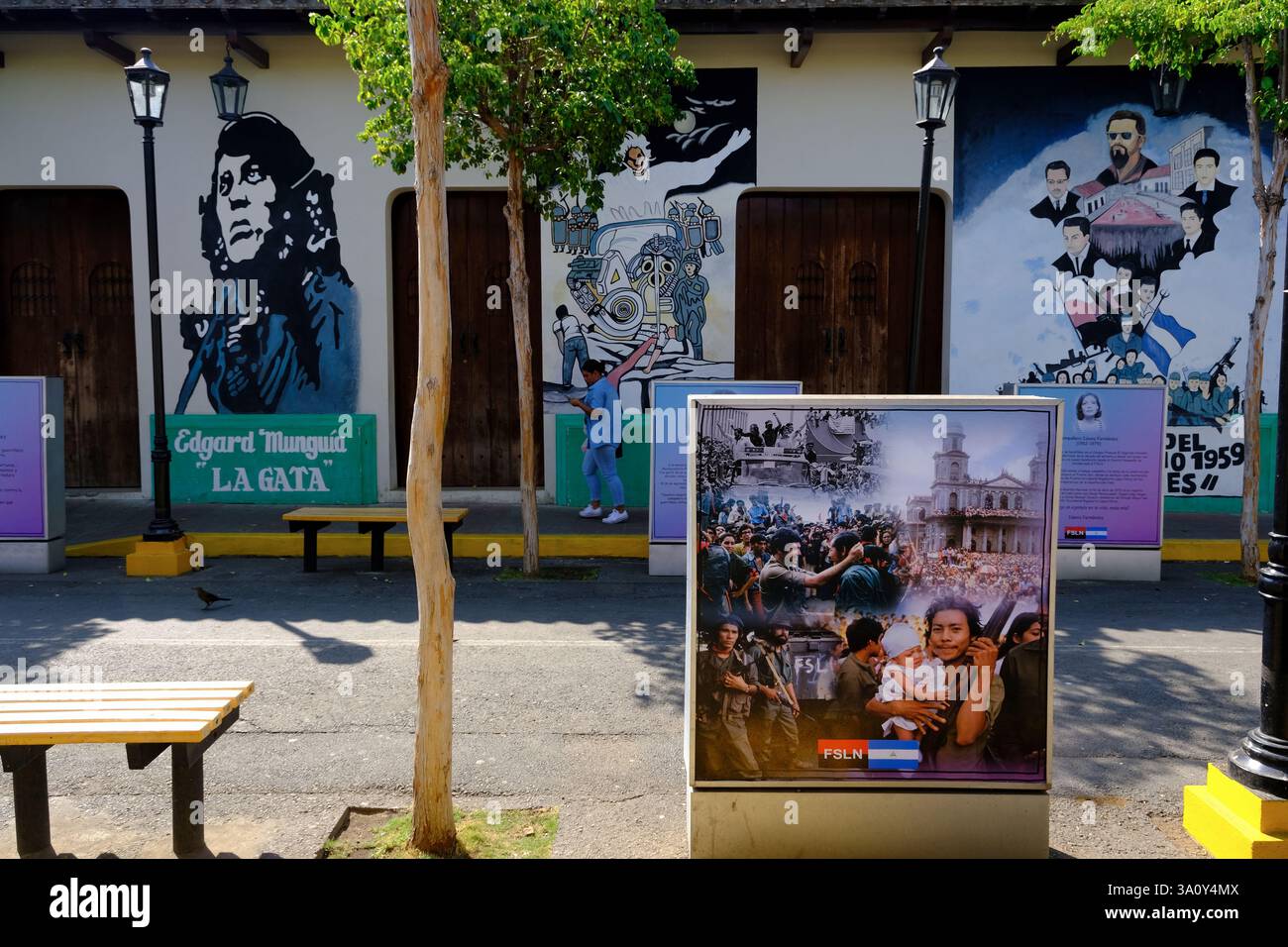 Wandmalereien und Poster, die die nicaraguanische Revolution auf der Straße von Leon.Nicaragua darstellen Stockfoto
