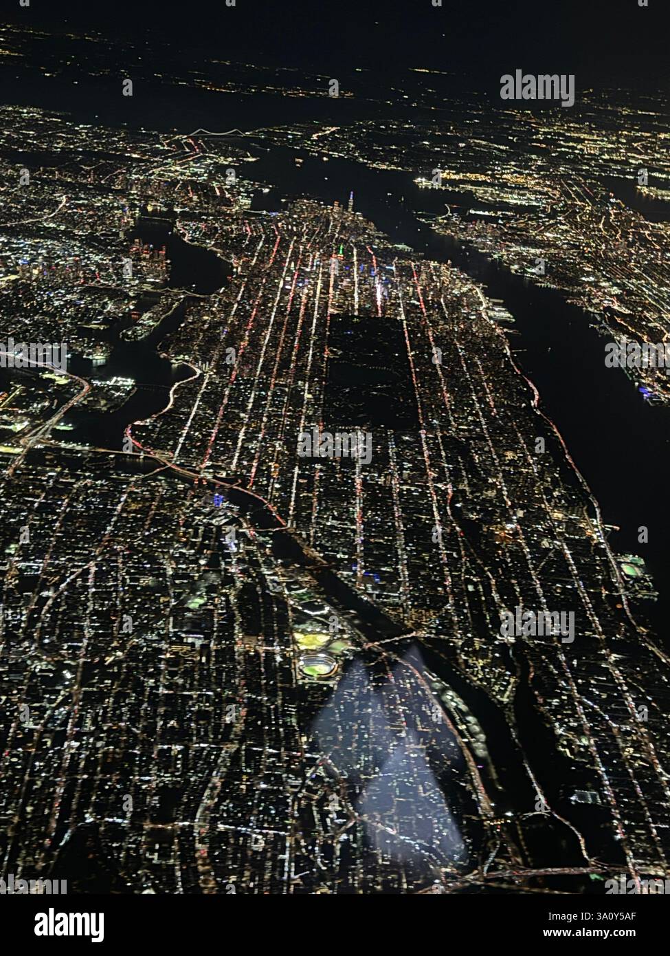 Nächtliche Vogelperspektive von NYC - Smartphone-aufgenommenes Stockfoto