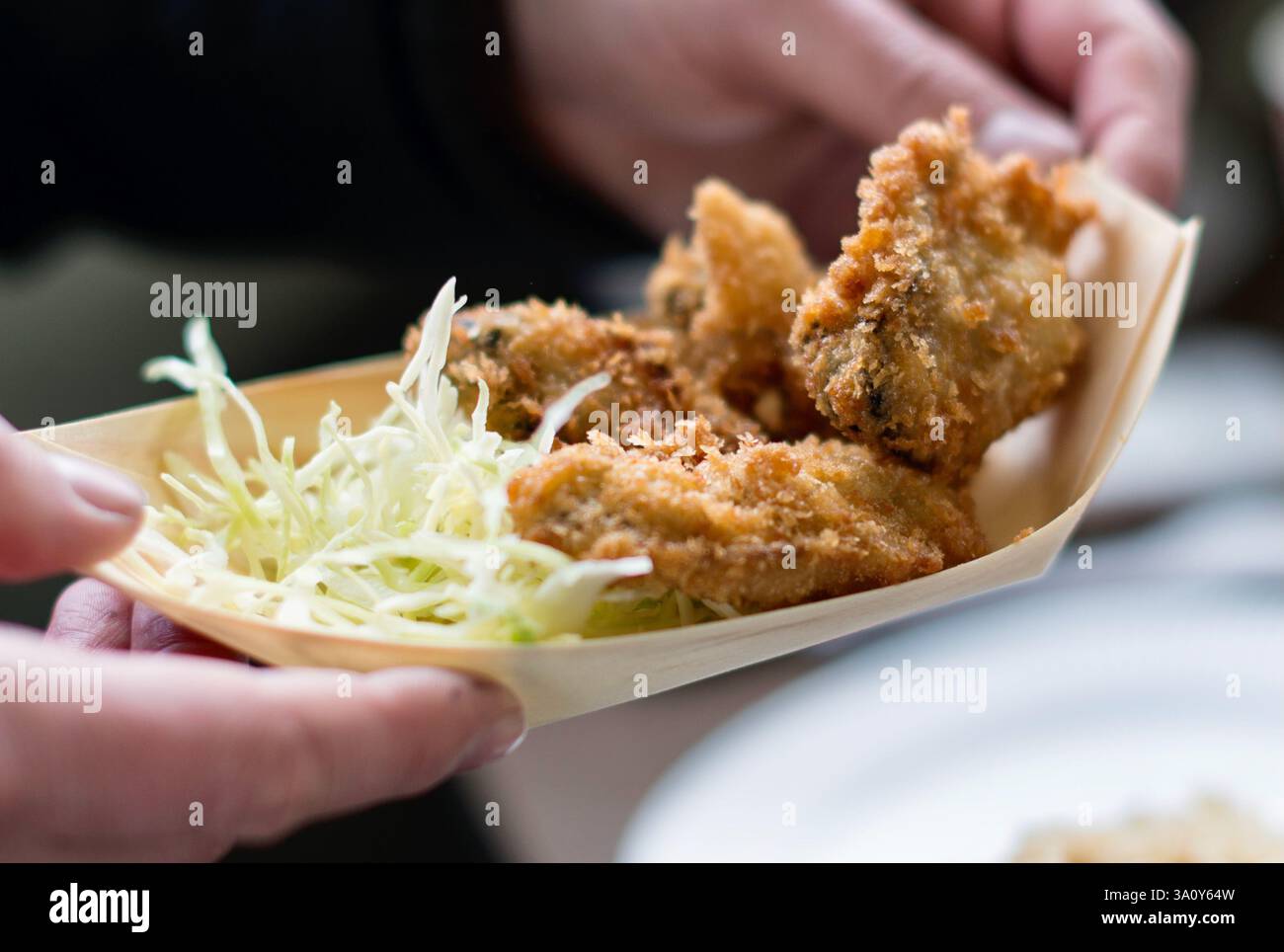 Kaki-Fry (frittierte Austern) ist eines der Gerichte, die im Kusatsu Kaki-koya Restaurant an der Uferpromenade der Hiroshima Bay, Hiroshima City, Japan, serviert werden Stockfoto