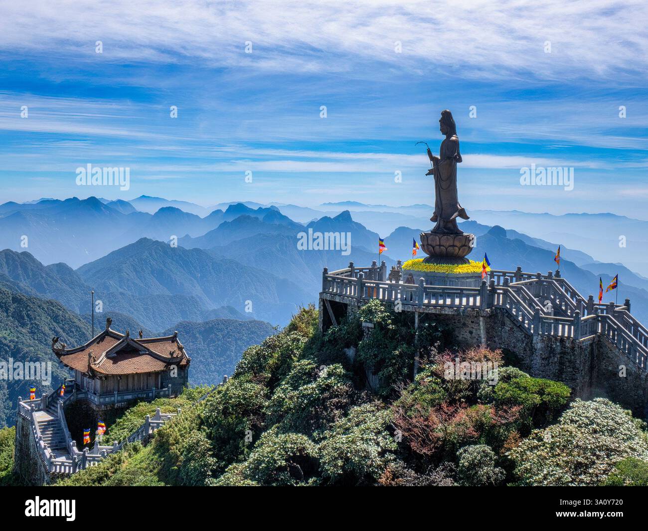 Buddha-Statue auf der Spitze von Fansipan in der Sonnenwelt Fansipan Legend, Sapa, Lao Cai, Vietnam. Stockfoto