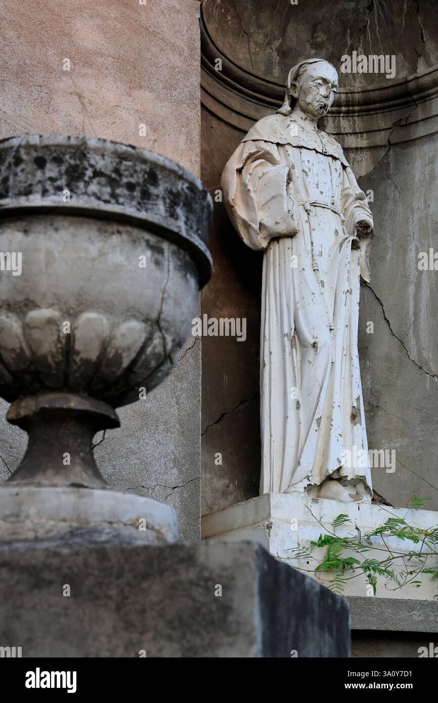 Eine gebrochene heilige Statue auf dem Erdbeben beschädigte die alte Kathedrale von Managua auf der Plaza de la Revolucion (Revolucion).Managua.Nicaragua Stockfoto
