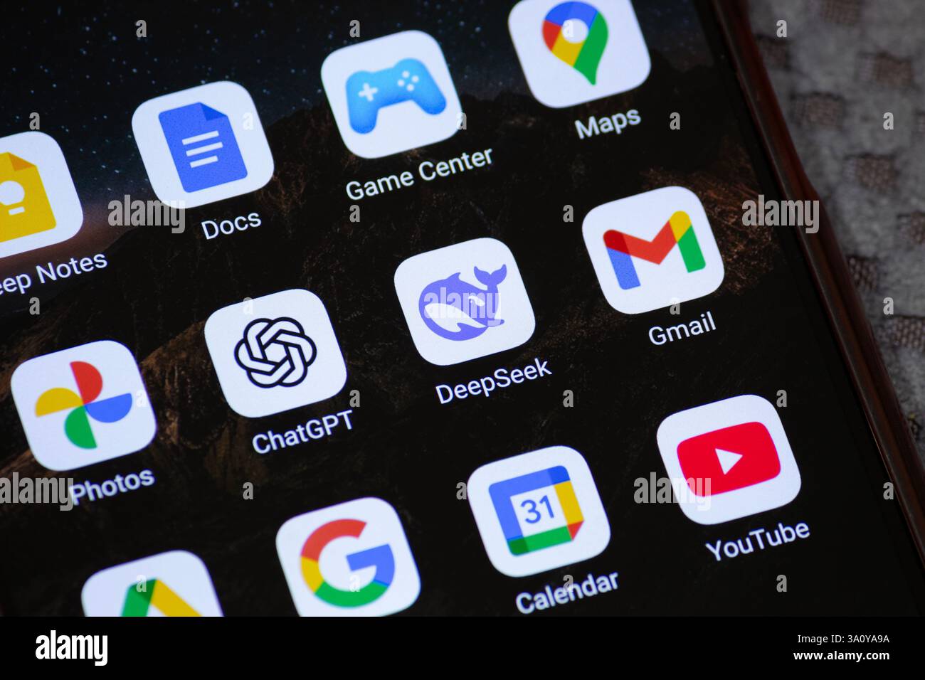 BOGOTA, KOLUMBIEN - 05. MÄRZ 2025 Makrofoto eines Smartphones mit Deep-Seek-App-Symbol für künstliche Intelligenz Stockfoto