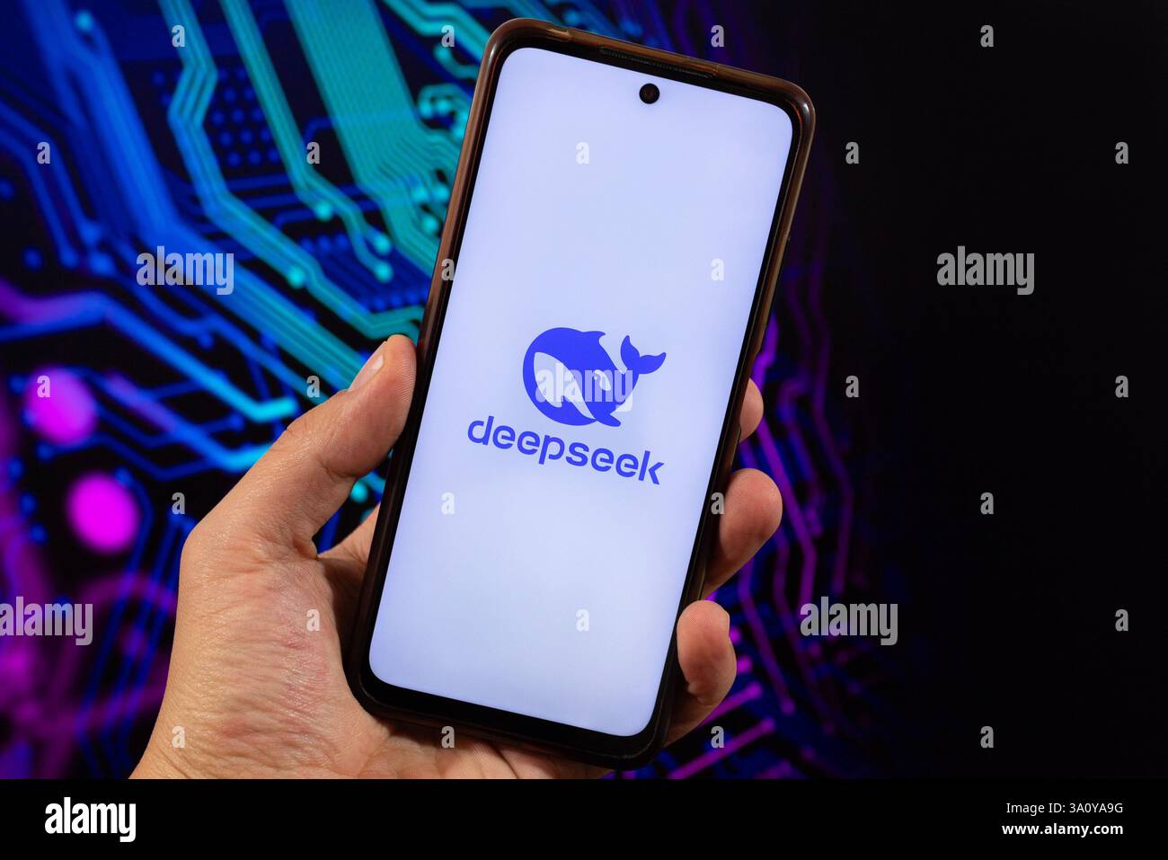 BOGOTA, KOLUMBIEN - 5. MÄRZ 2025 Eine männliche Hand, die ein Smartphone mit Deep SEEK Ai App Logo und verschwommener künstlicher Intelligenz im Hintergrund hält Stockfoto