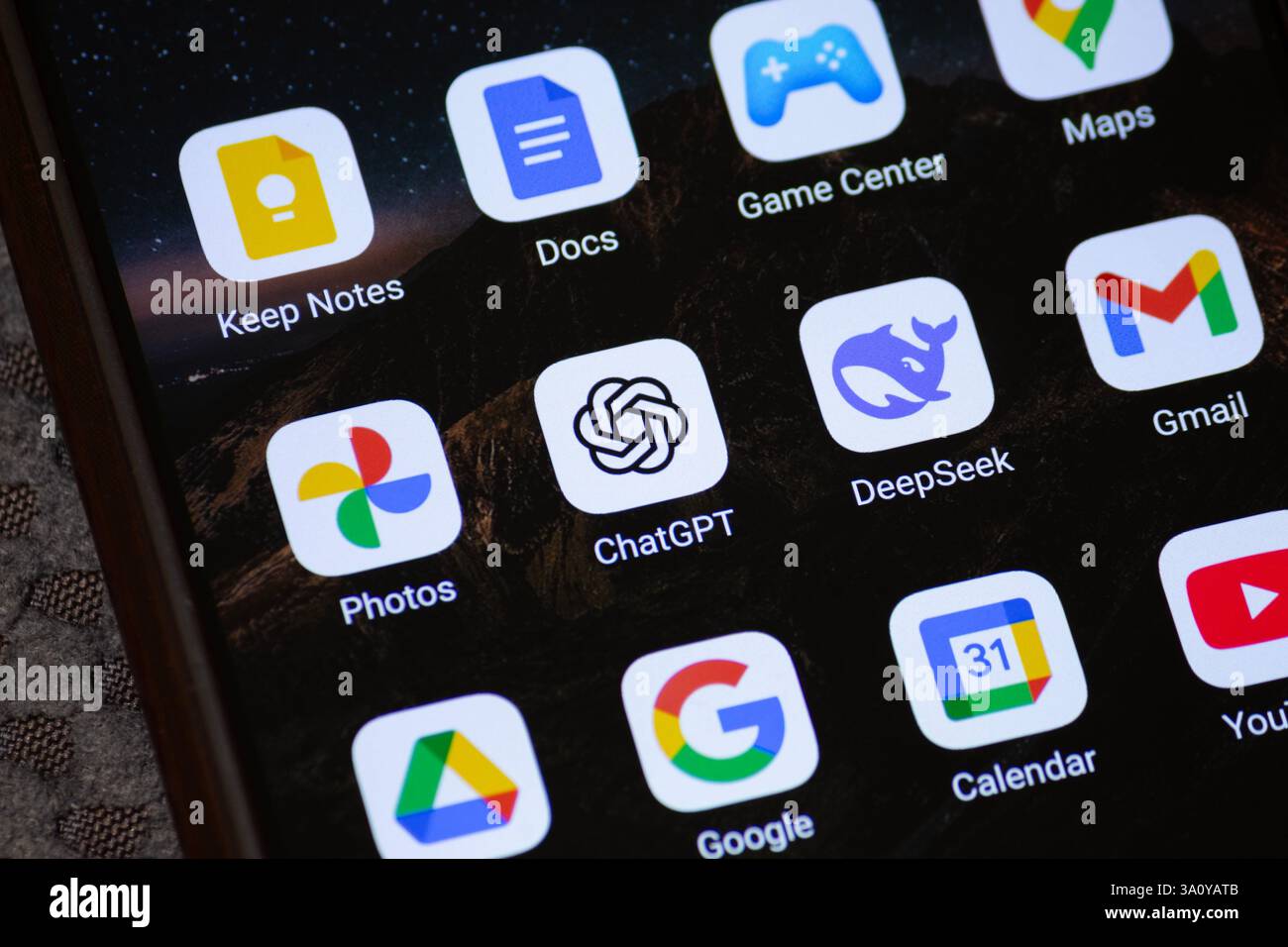 BOGOTA, KOLUMBIEN - 05. MÄRZ 2025 Makrofoto eines Smartphones mit Chat gpt Künstliche Intelligenz App Symbol Stockfoto