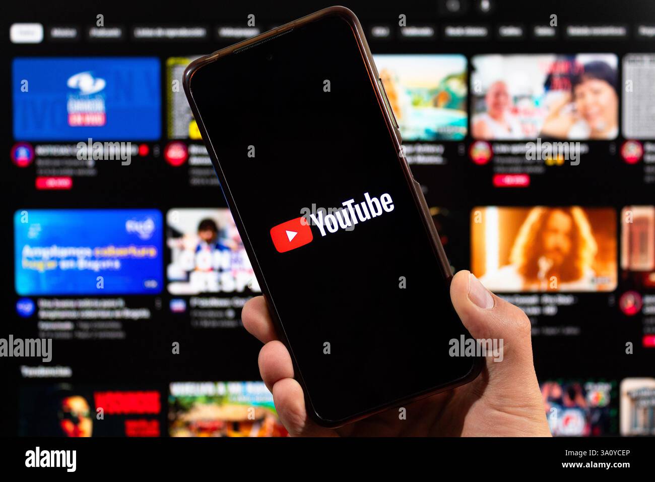 BOGOTA, KOLUMBIEN - 05. MÄRZ 2025 ein Smartphone mit youtube-Logo und unscharfer youtube-Oberfläche im Hintergrund Stockfoto