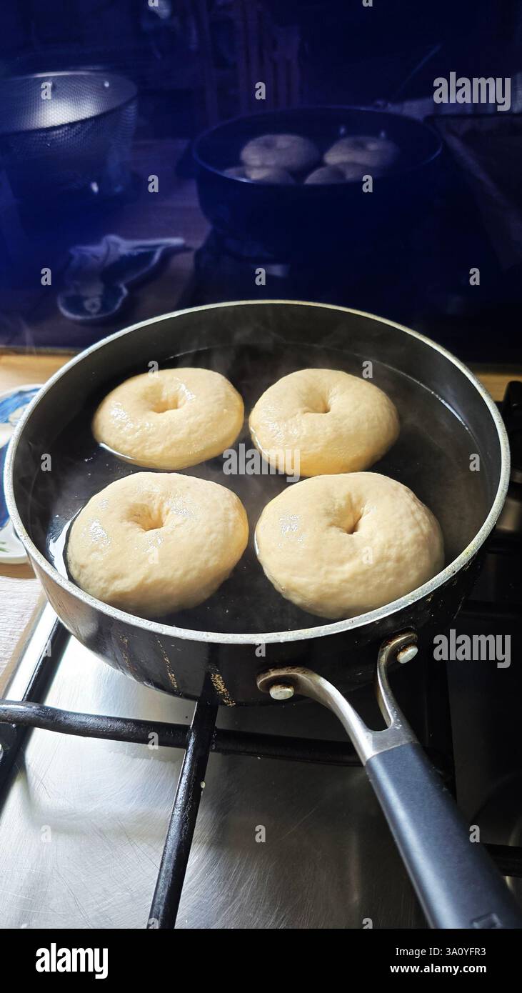 Zubereitung von Bagels im NY-Stil zu Hause. - Smartphone-aufgenommenes Stockfoto