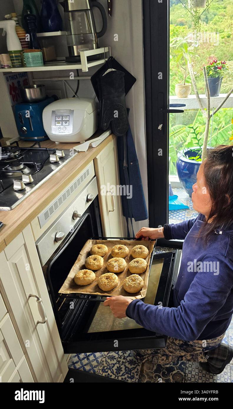 Zubereitung von Bagels im NY-Stil zu Hause. - Smartphone-aufgenommenes Stockfoto
