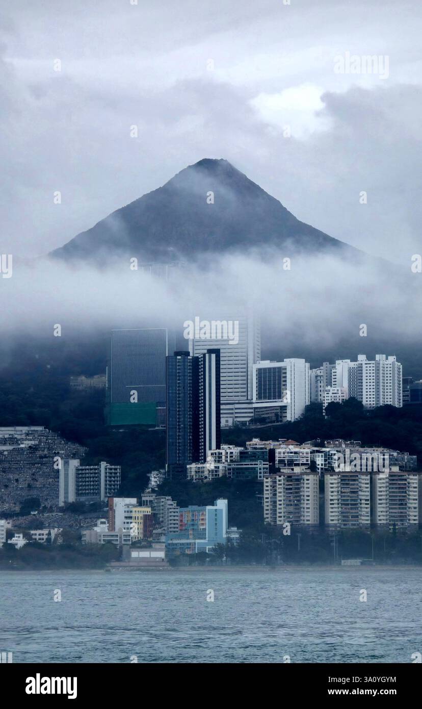 Nebelschwaden Pok Fu Lam und unterhalb des High West in der Südseite von HK Island in Hongkong. - Smartphone-aufgenommenes Stockfoto
