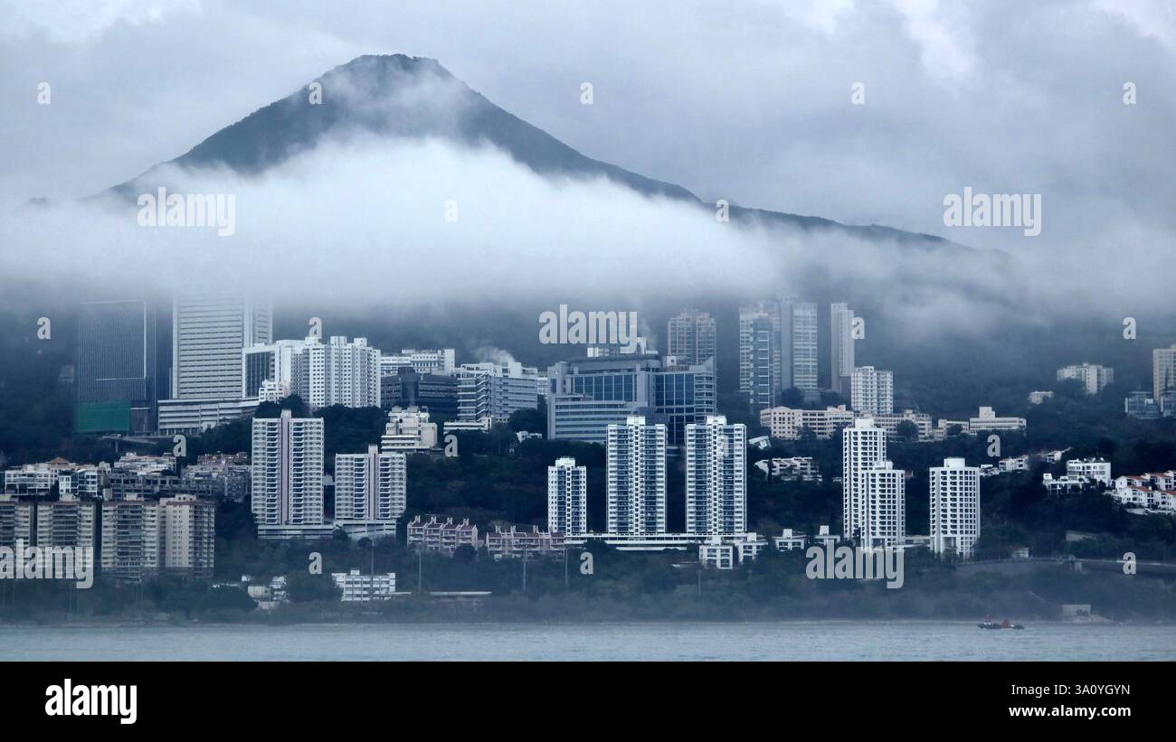 Nebelschwaden Pok Fu Lam und unterhalb des High West in der Südseite von HK Island in Hongkong. - Smartphone-aufgenommenes Stockfoto