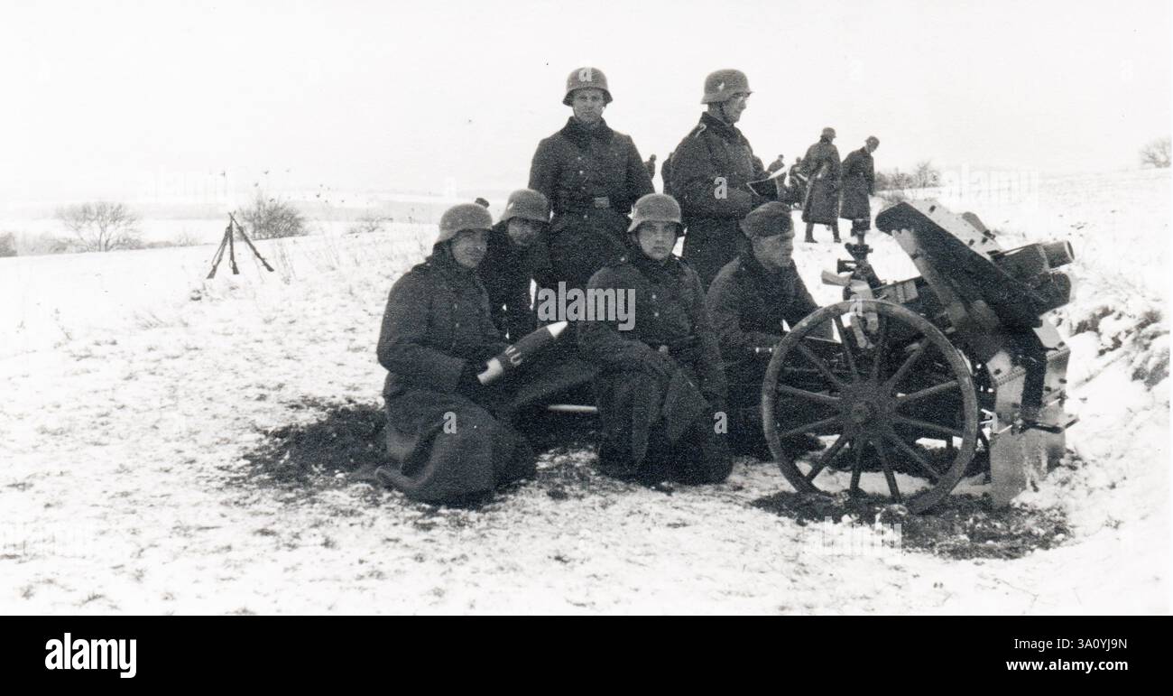 2. Weltkrieg Schwarzweißfoto deutsche Soldaten mit einer 75 mm leichten Infanterie-Kanone an der Russischen Front 1941 Stockfoto