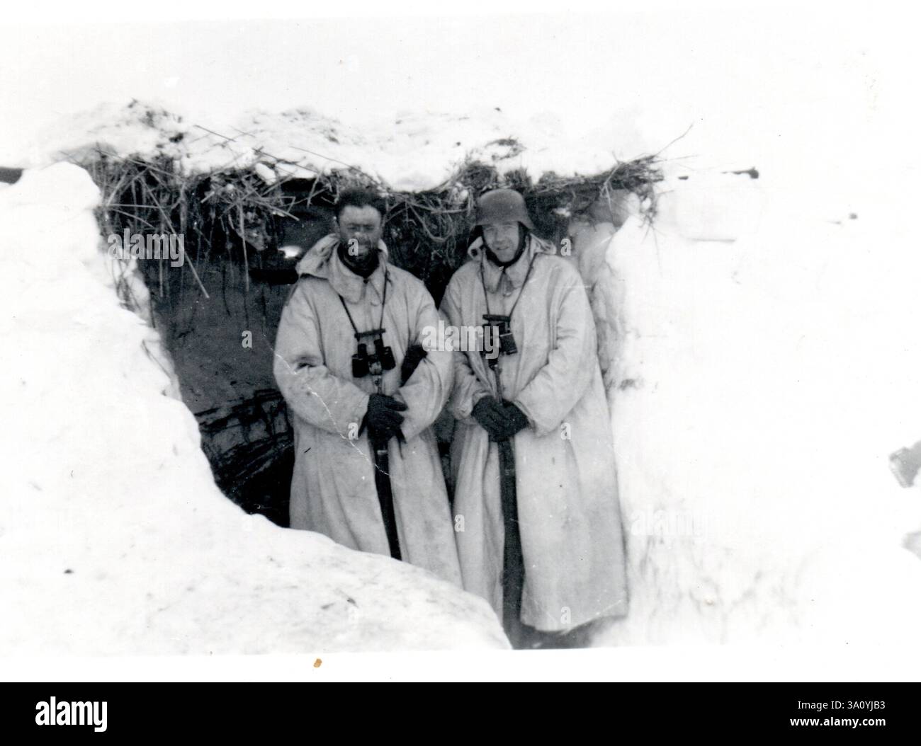 2. Weltkrieg s&W Foto zwei deutsche Soldaten in Schnee Camo gekleidet vor einem Bunker im Winter 1941 an der Russischen Front Stockfoto