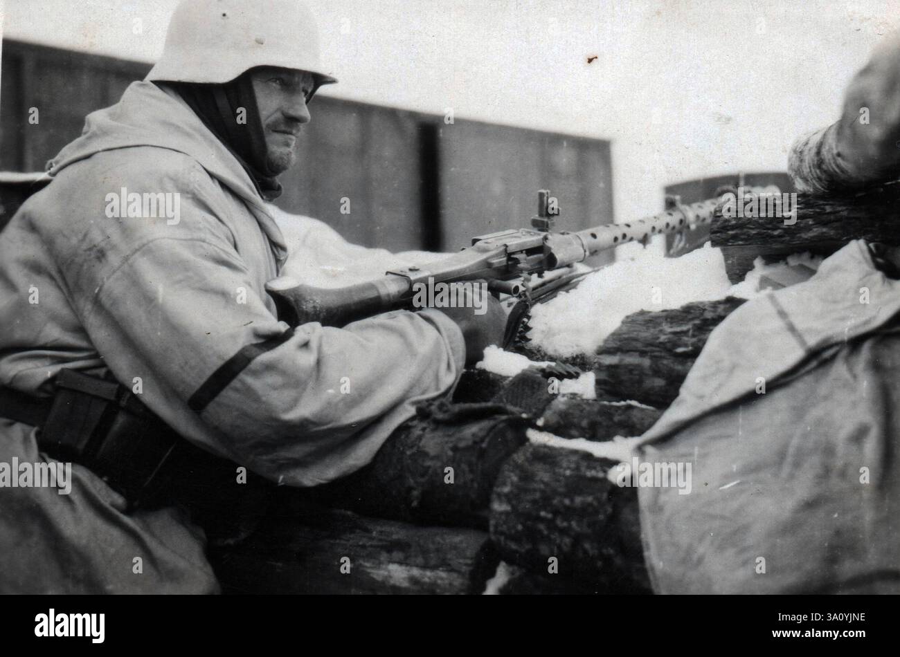 2. Weltkrieg Schwarzweiß Foto deutscher Soldat in Schnee Camo mit MG34 an der Russischen Front während des Winters 1942/43 Stockfoto