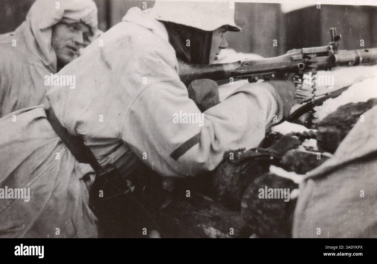 World war Two s&W Foto zwei deutsche Soldaten mit einem MG34 im Winter 1942 an der Russischen Front Stockfoto