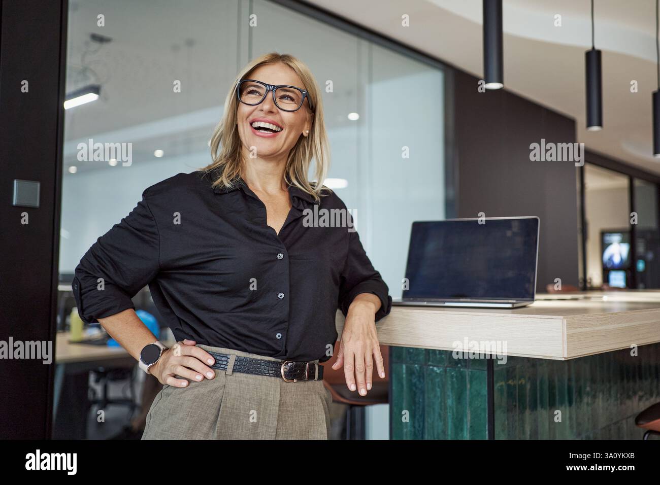 Eine selbstbewusste und professionelle Person, die in einer modernen und stilvollen Büroumgebung lebt Stockfoto