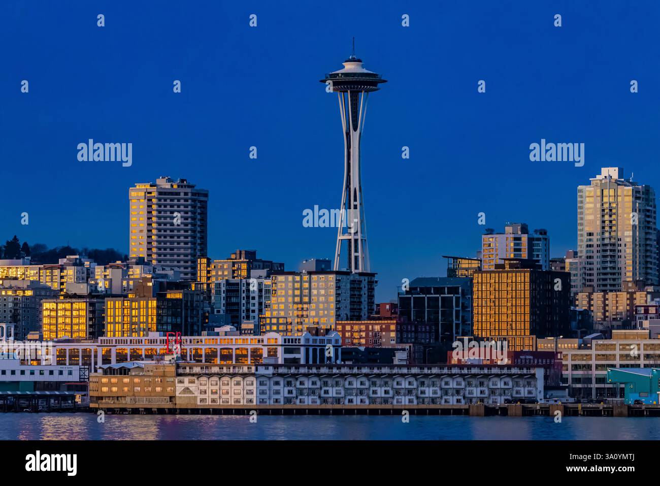 Die Space Needle, das Wahrzeichen von Seattle, von einer Fähre aus gesehen, die Puget Sound im US-Bundesstaat Washington überquert Stockfoto