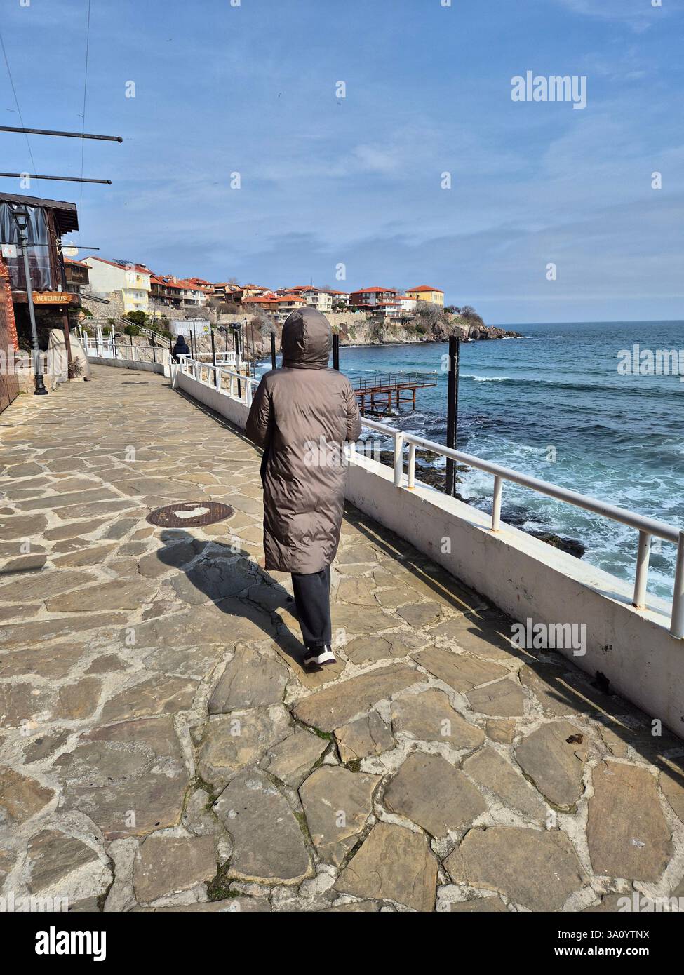 junge Frau am Strand - Smartphone-aufgenommenes Stockfoto