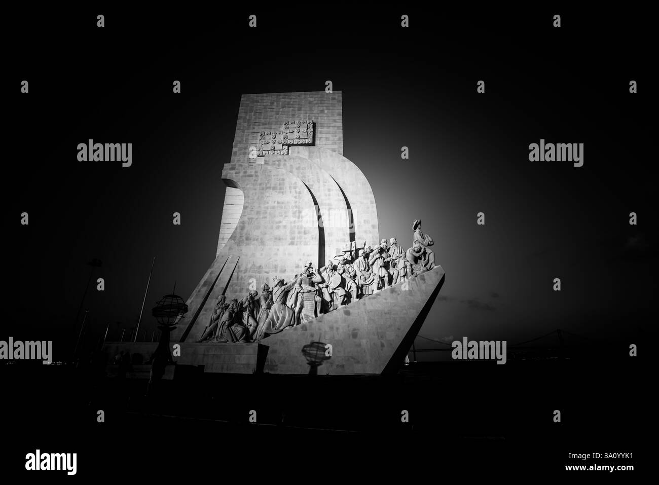 Dramatischer Schwarzweiß-Blick auf das Padrão dos Descobrimentos in Belém - Lissabon, Portugal Stockfoto