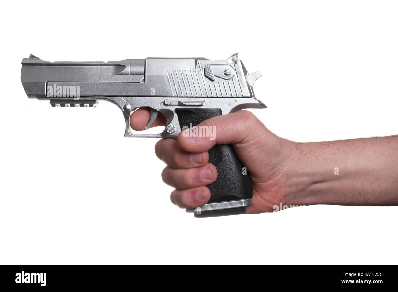 Männliche Hand, die eine Pistole vor weißem Hintergrund hält Stockfoto